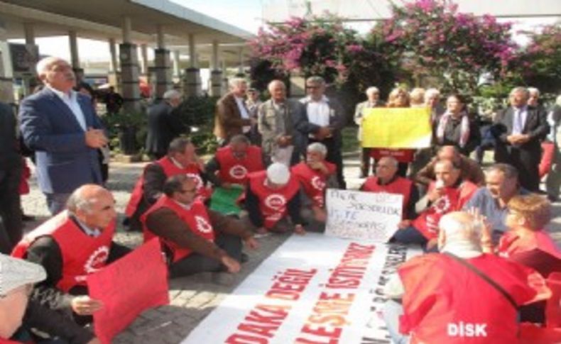 Emekliden önce alkışlı protesto sonra oturma eylemi